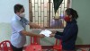 Đại diện Ban an toàn giao thông huyện trao quà cho gia đình ở xã Cát Minh