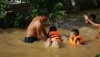 Ảnh một gia đình đang tập bơi cho trẻ em (Báo CAND)