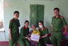 Hội phụ nữ - Chi đoàn thanh niên Công an thị xã An Nhơn thăm, tặng quà và cấp Căn cước công dân cho Mẹ Việt Nam anh hùng.