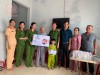 Hội Phụ nữ Công an huyện Tuy Phước nhận đỡ đầu trẻ mồ côi.