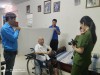 Tổ cấp CCCD tận tình đến nhà làm CCCD cho người già yếu, đi lại khó khăn trên địa bàn xã Nhơn Khánh, thị xã An Nhơn.