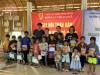 Hội Phụ nữ phòng An ninh kinh tế tặng quà cho các cháu thiếu nhi, học sinh làng K2, xã Vĩnh Sơn.