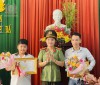 Công an thị xã An Nhơn tổ chức trao Bằng khen UBND tỉnh cho người dân.