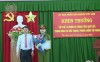Ảnh: Chủ tịch UBND huyện Tây Sơn tặng Giấy khen cho đ/c Đại úy Nguyễn Tấn Long