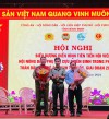 Đ/c Đại tá Võ Đức Nguyện, Giám đốc CA tỉnh tặng hoa cho ông Trần Nam Trung (ngoài cùng bên phải) tại buổi hội nghị biểu dương điển hình tiên tiến.
