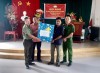 Công an huyện Vân Canh thăm tặng quà nhân ngày Quốc tế Thiếu nhi tại các đơn vị kết nghĩa.