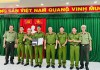 Đại tá Huỳnh Bảo Nguyên, PGĐ CA tỉnh trao Quyết định và thưởng nóng cho đội CSHS CATP Quy Nhơn  .