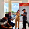 Phát hơn 1.000 tờ rơi tuyên truyền về chấp hành pháp luật giao thông.