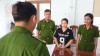 Cơ quan CSĐT Công an tỉnh tống đạt các Quyết định khởi tố điều tra và phê chuẩn của Viện kiểm sát nhân dân đối với bị can Nguyễn Thị Lành