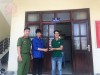 Nhặt được ví tiền, trả lại người bị đánh rơi.