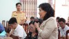Người dân cảm ơn lực lượng Công an phối hợp khắc phục đoạn đường bị hư hỏng.
