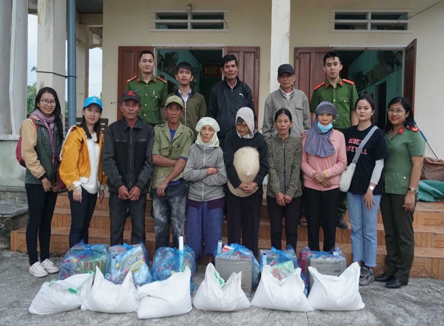 Đoàn Thanh niên Công an huyện Phù Mỹ tặng quà cho người nghèo.