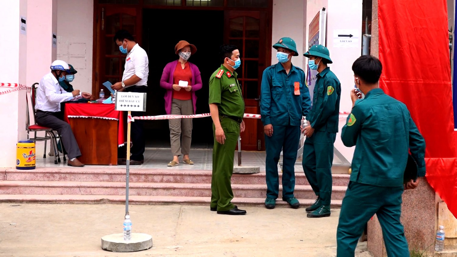 Lực lượng Công an luôn có mặt bên ngoài khu vực bầu cử, đảm bảo giữ gìn trật tự trị an