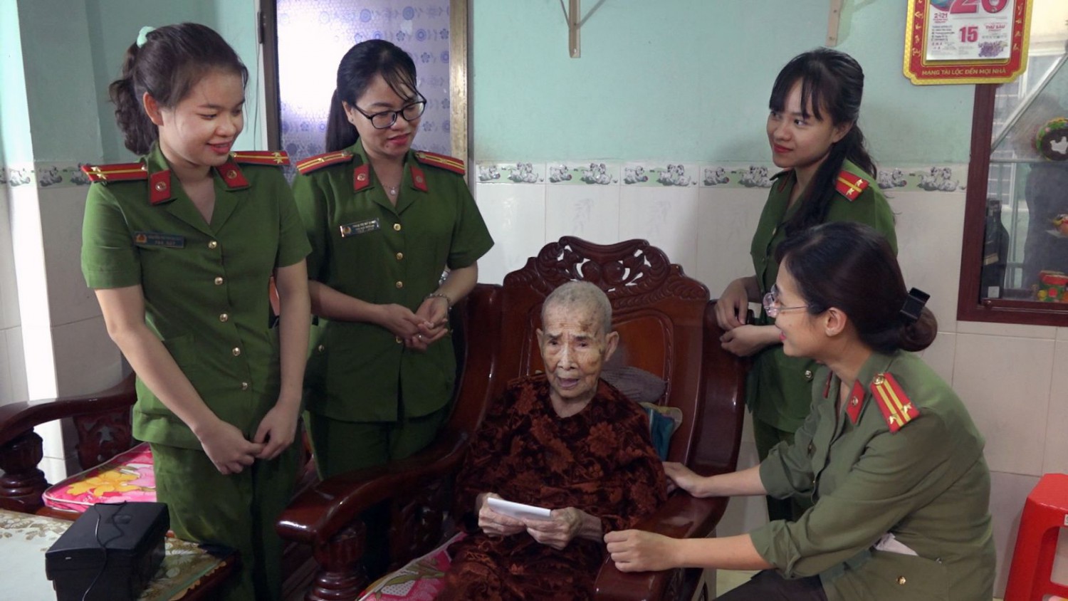 Công an TP.Quy Nhơn thăm tặng quà Mẹ Việt Nam anh hùng.