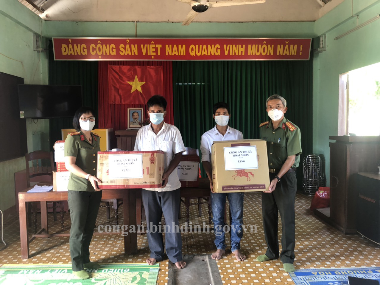 Công an thị xã Hoài Nhơn thăm, tặng quà tại làng kết nghĩa thôn 2, An Vinh, An Lão