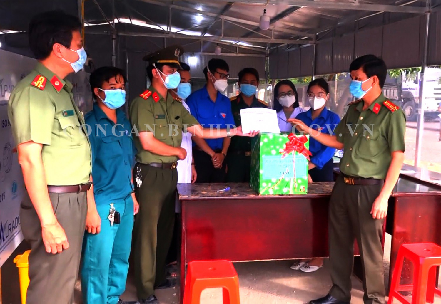 Đại tá Võ Đức Nguyện - Giám đốc Công an tỉnh thăm, tặng quà động viên CBCS tham gia phòng chống dịch