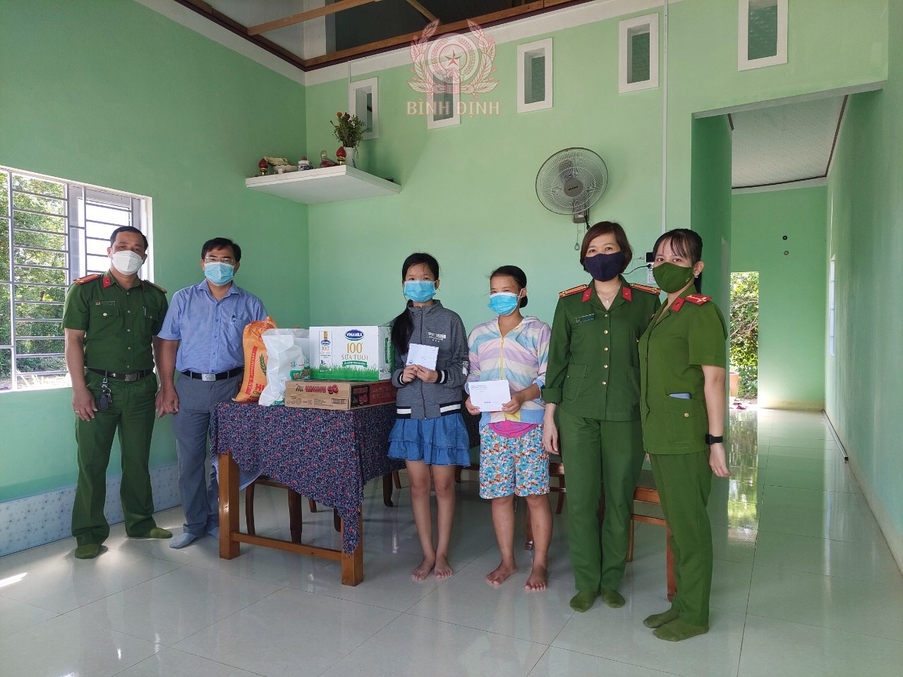 Hội phụ nữ Công an thị xã đến thăm gia đình em Trần Thị Ngọc Hà