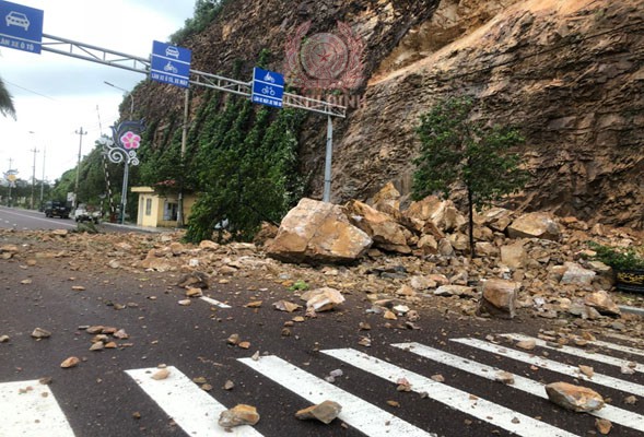 Đường Nguyễn Tất Thành bị phong tỏa do sạt lở tại núi Bà Hòa, phường Lê Hồng Phong