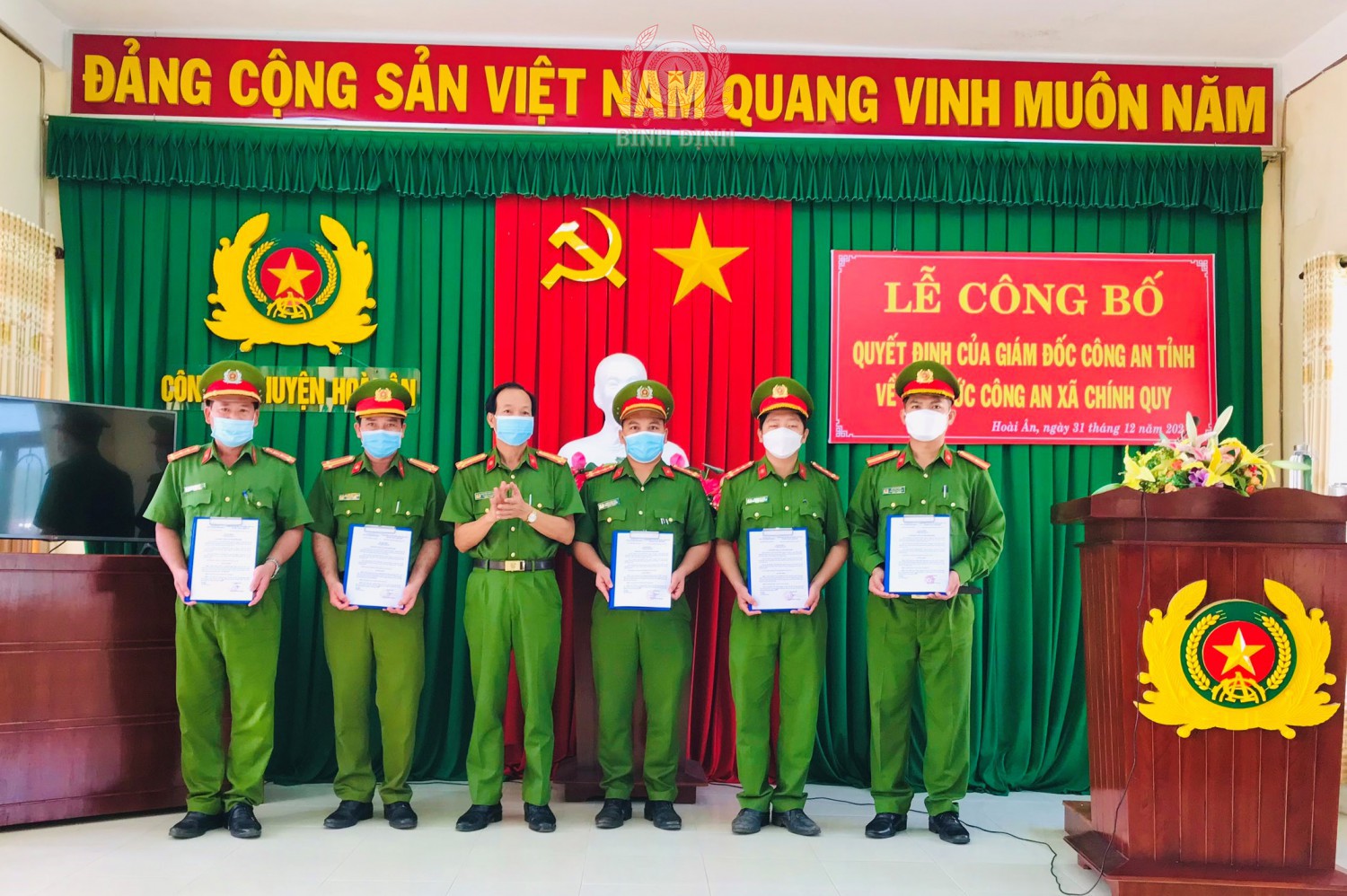 Đồng chí Thượng tá Nguyễn Văn Triều – Trưởng Công an huyện trao Quyết định cho các đồng chí Trưởng, Phó trưởng Công an xã