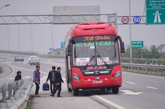 Phạt tiền từ 10-12 triệu đồng đối với người điều khiển xe thực hiện hành vi đón, trả khách trên đường cao tốc.