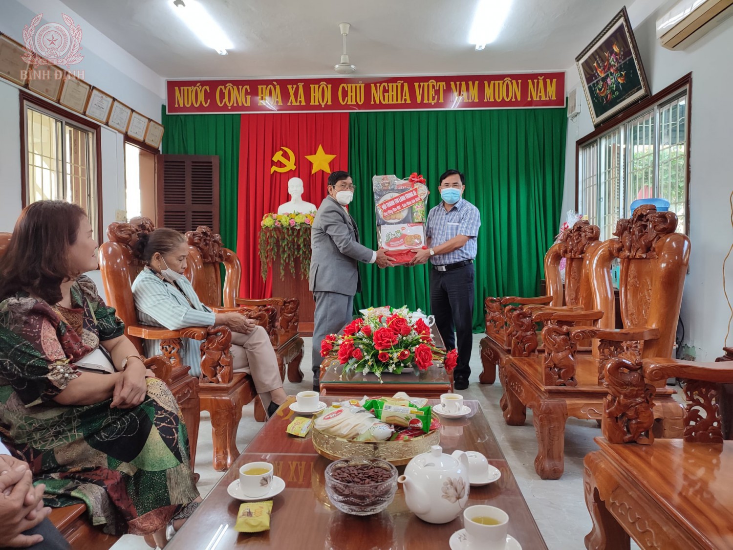 Công an thị xã An Nhơn thăm, tặng quà các cơ sở tôn giáo nhân dịp Tết Nguyên đán.