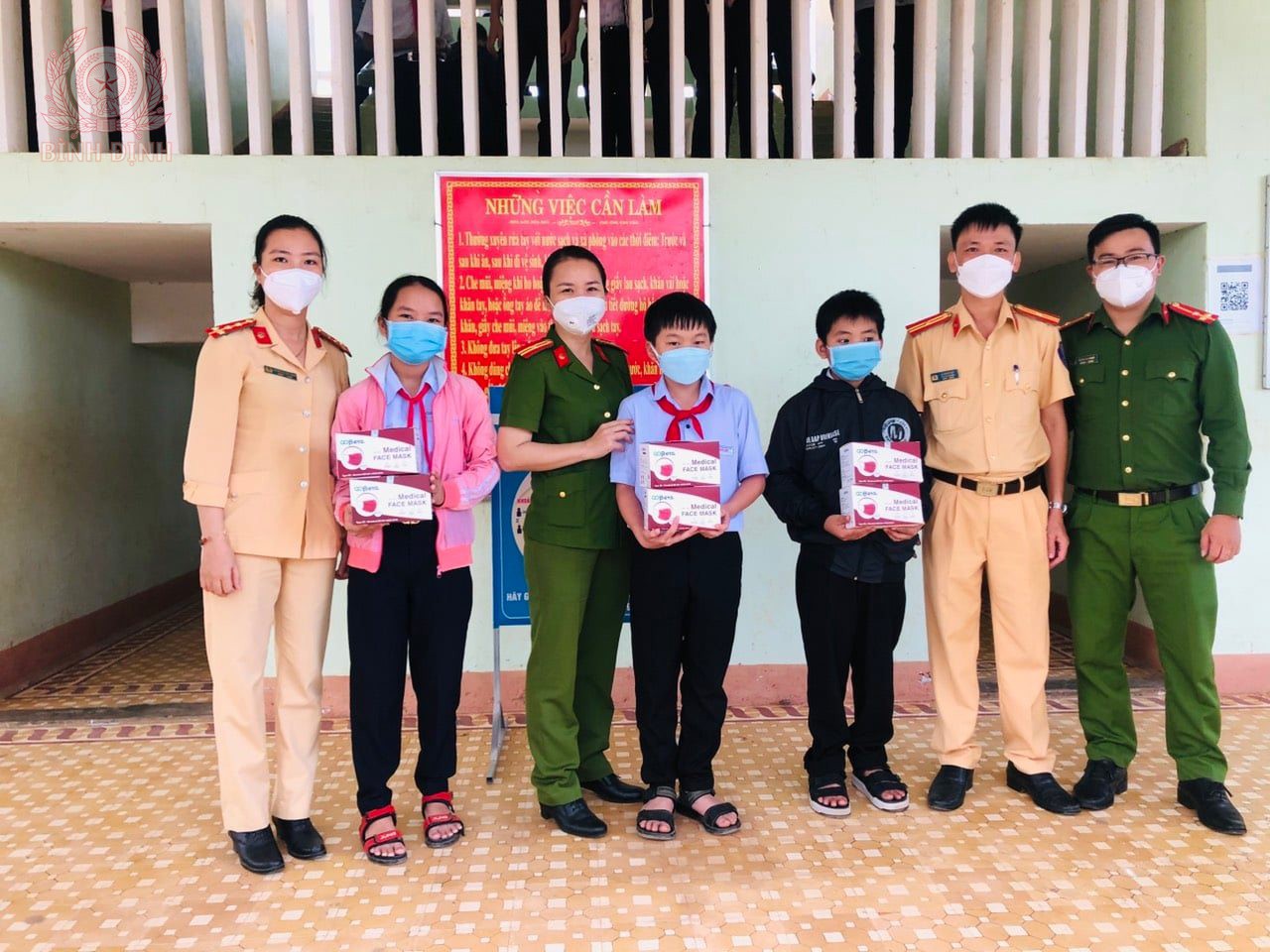 Công an thị xã An Nhơn trao tặng 5.000 khẩu trang y tế kháng khuẩn cho giáo viên và học sinh Trường THCS Nhơn Mỹ (thị xã An Nhơn)