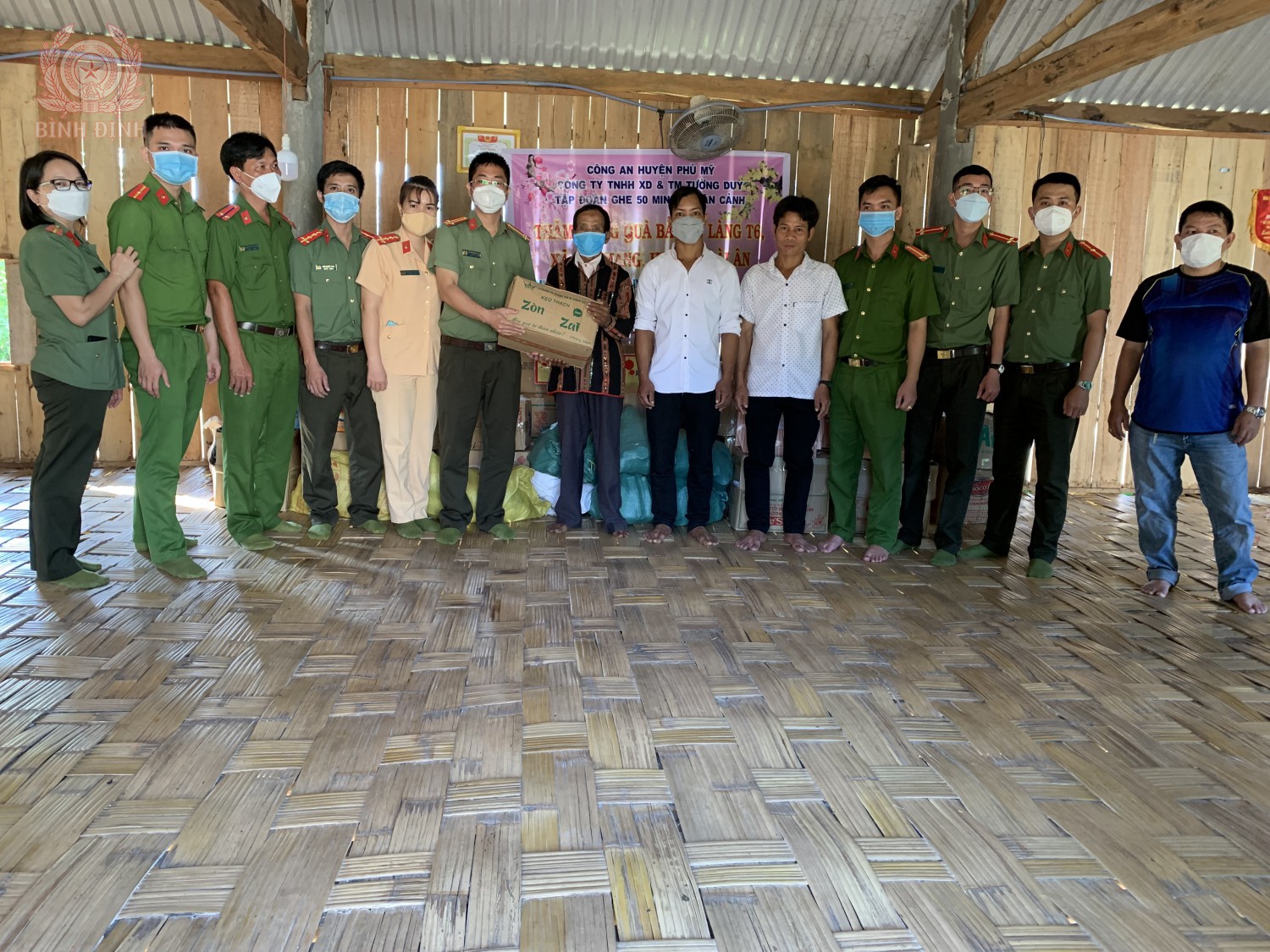 Công an huyện Phù Mỹ phối hợp thăm Làng T6, xã ĐăkMang, huyện Hoài Ân.