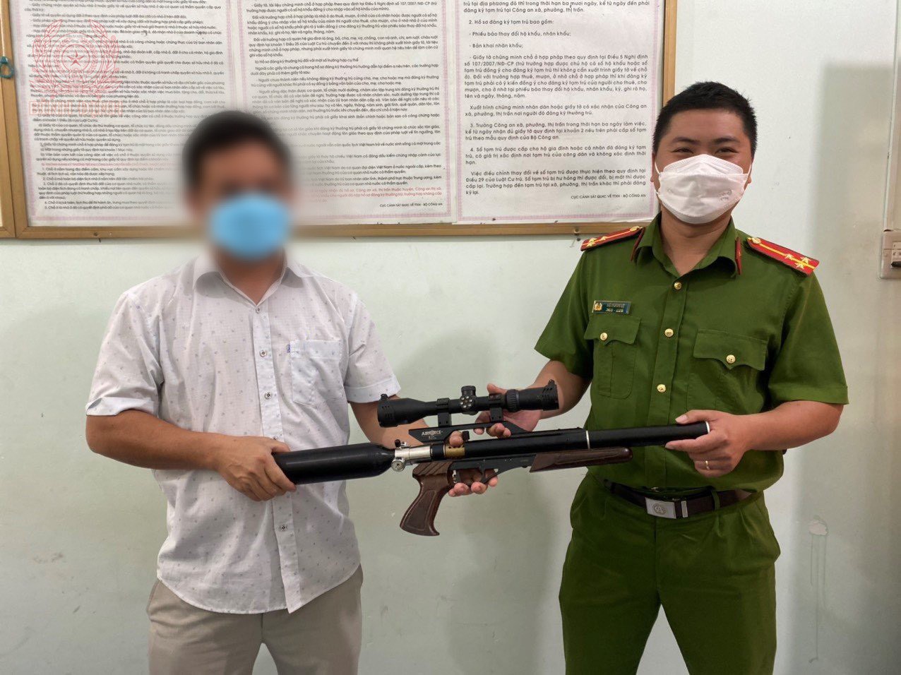 Công dân tự nguyện giao nộp súng hơi tại Công an xã Mỹ Phong