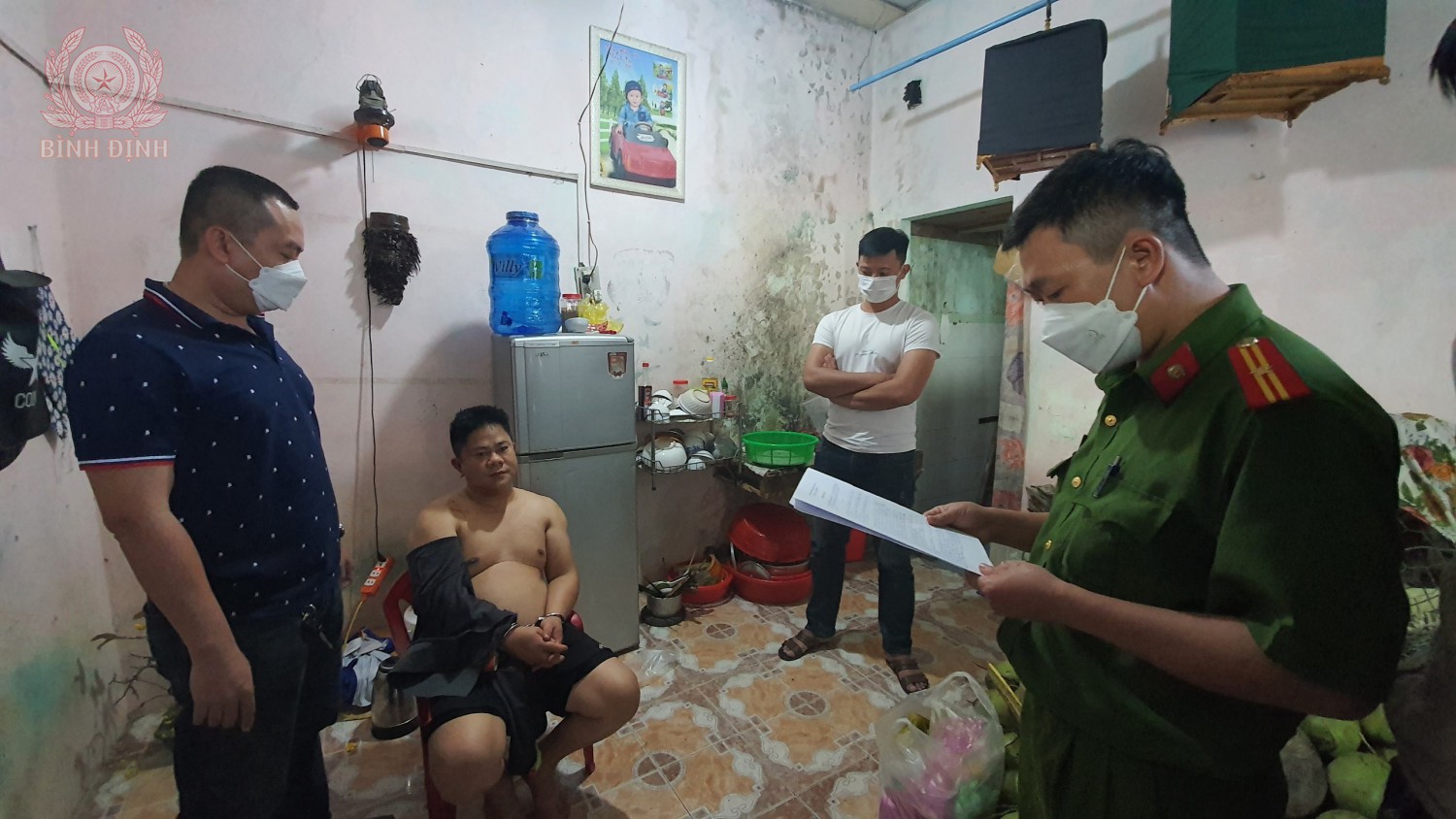 Cơ quan Công an bắt đối tượng Nguyễn Thanh Toàn (ngồi) trong đường dây ma túy.