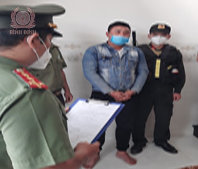 Cơ quan ANĐT Công an tỉnh Bình Định đọc Lệnh bắt đối với bị can Huỳnh Nhanh