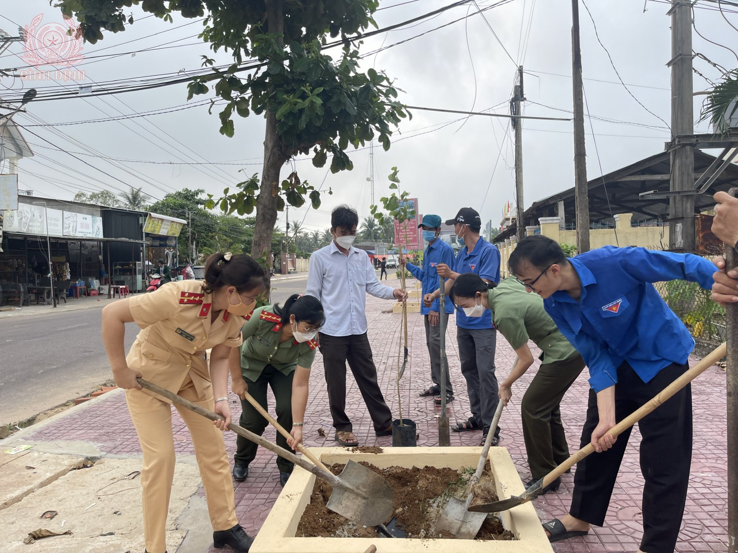 Hội Phụ nữ, Đoàn Thanh niên Công an huyện Phù Mỹ phối hợp cùng Đoàn TNCS Hồ Chí Minh xã Mỹ An tổ chức trồng hoa ban tím