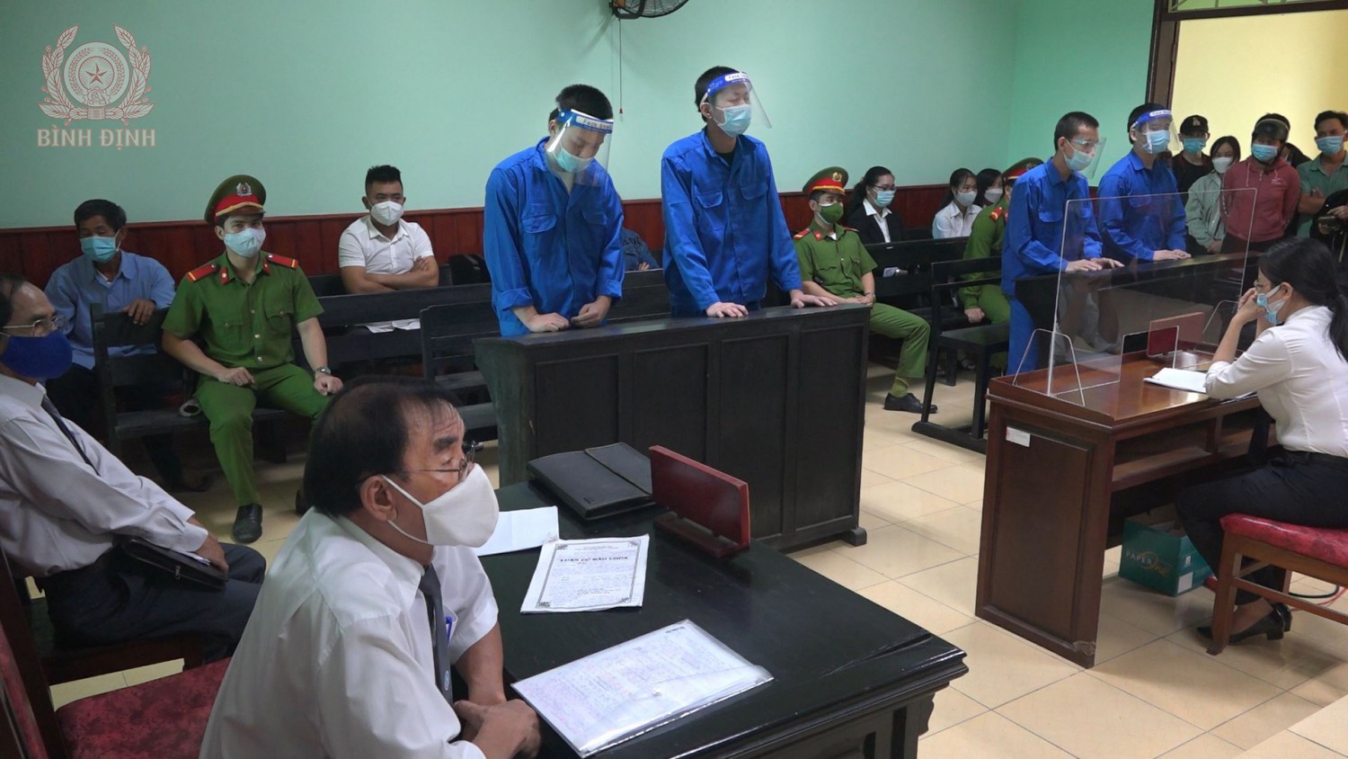04 đối tượng tại phiên tòa sơ thẩm, Nguyễn Văn Cân mặc áo xanh ngoài cùng bên trái.