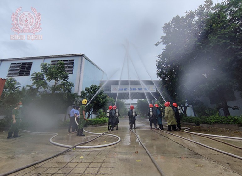 Diễn tập phương án chữa cháy và cứu nạn, cứu hộ tại Công ty CP Nệm gối Quy Nhơn.