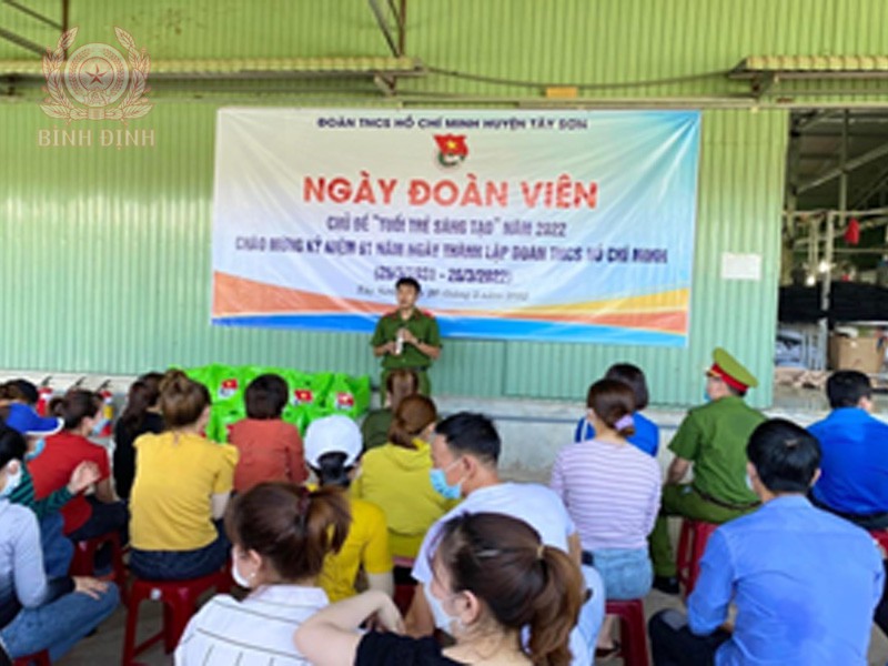 Đoàn cơ sở CA huyện Tây Sơn phối hợp tổ chức “Ngày đoàn viên” cho thanh niên công nhân.