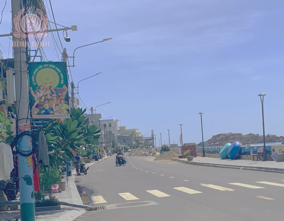 Camera an ninh lắp đặt tại tuyến đường ven biển xã Nhơn Hải.