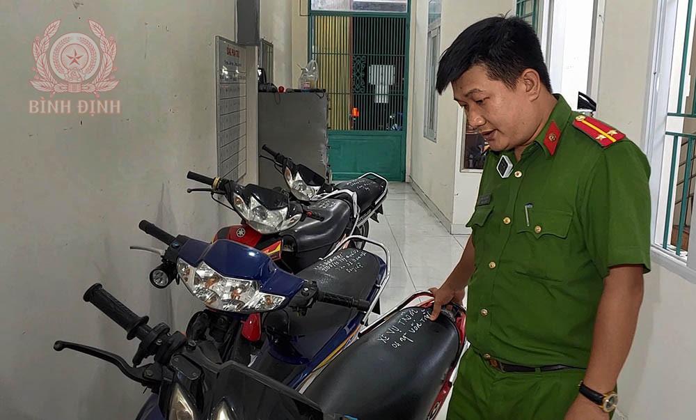 Công an phường Ngô Mây kiểm tra 4 chiếc xe máy là tang vật vụ trộm vừa thu hồi được.