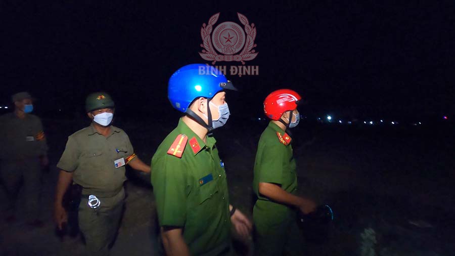 CA phường Trần Quang Diệu tuần tra đêm và nhắc nhở người dân.
