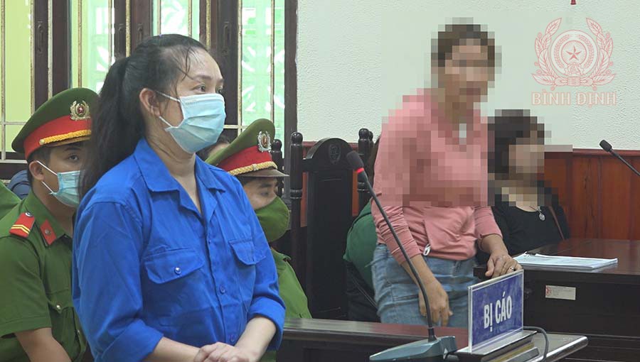 Bị cáo Châu Thị Mỹ Hiệp (áo xanh) đối chất với những người bị hại tại phiên tòa.