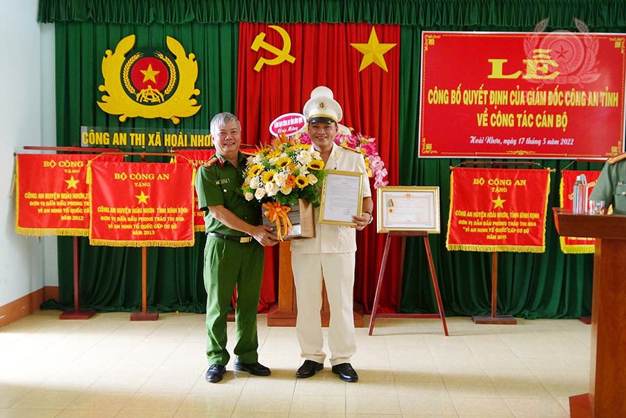 Đ/c Đại tá Lê Hồng Thái trao quyết định cho đồng chí Thượng tá Lương Trường Sơn.