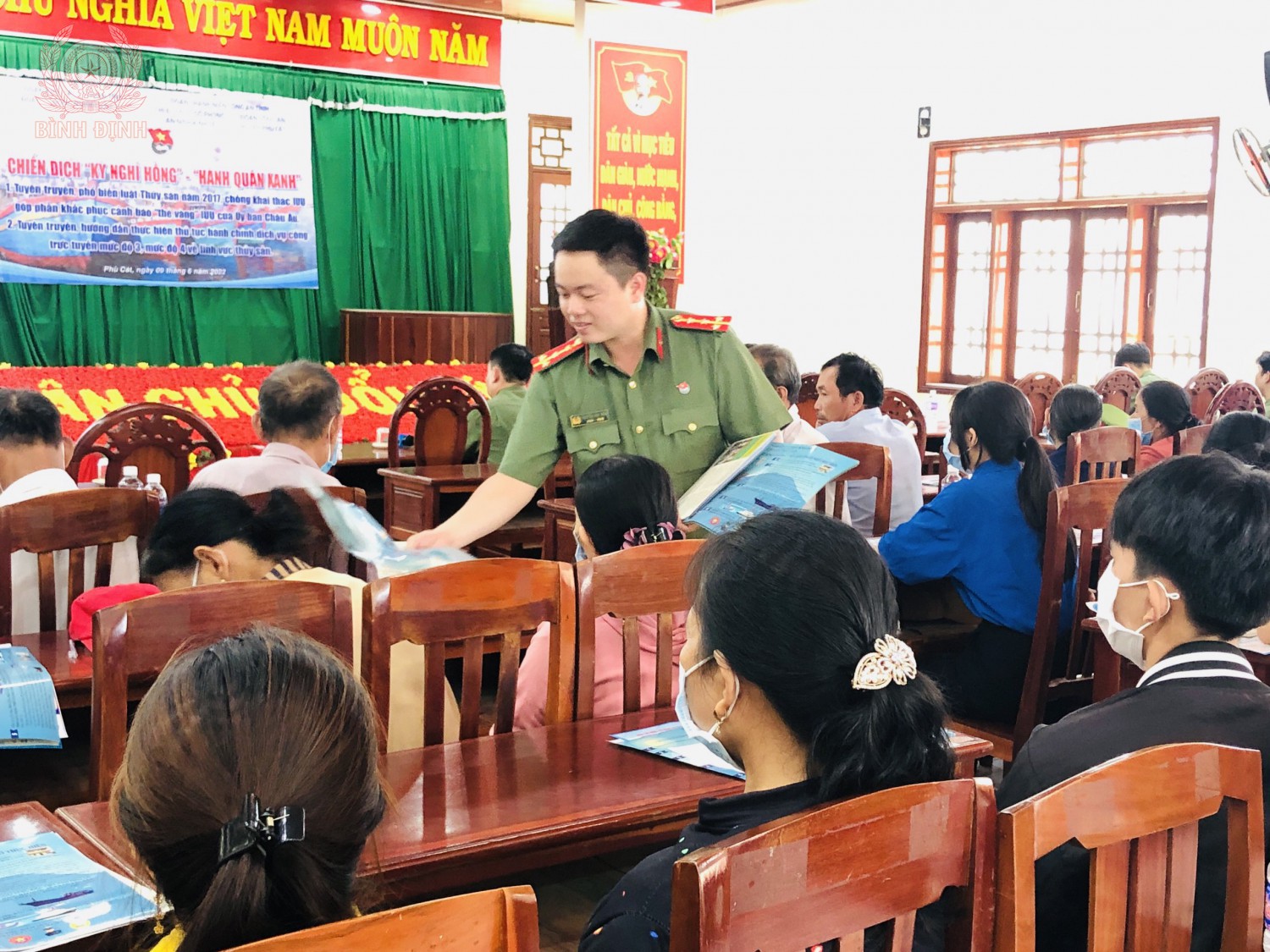 Lực lượng Công an tuyên truyền ngư dân tại xã Cát Khánh, huyện Phù Cát.
