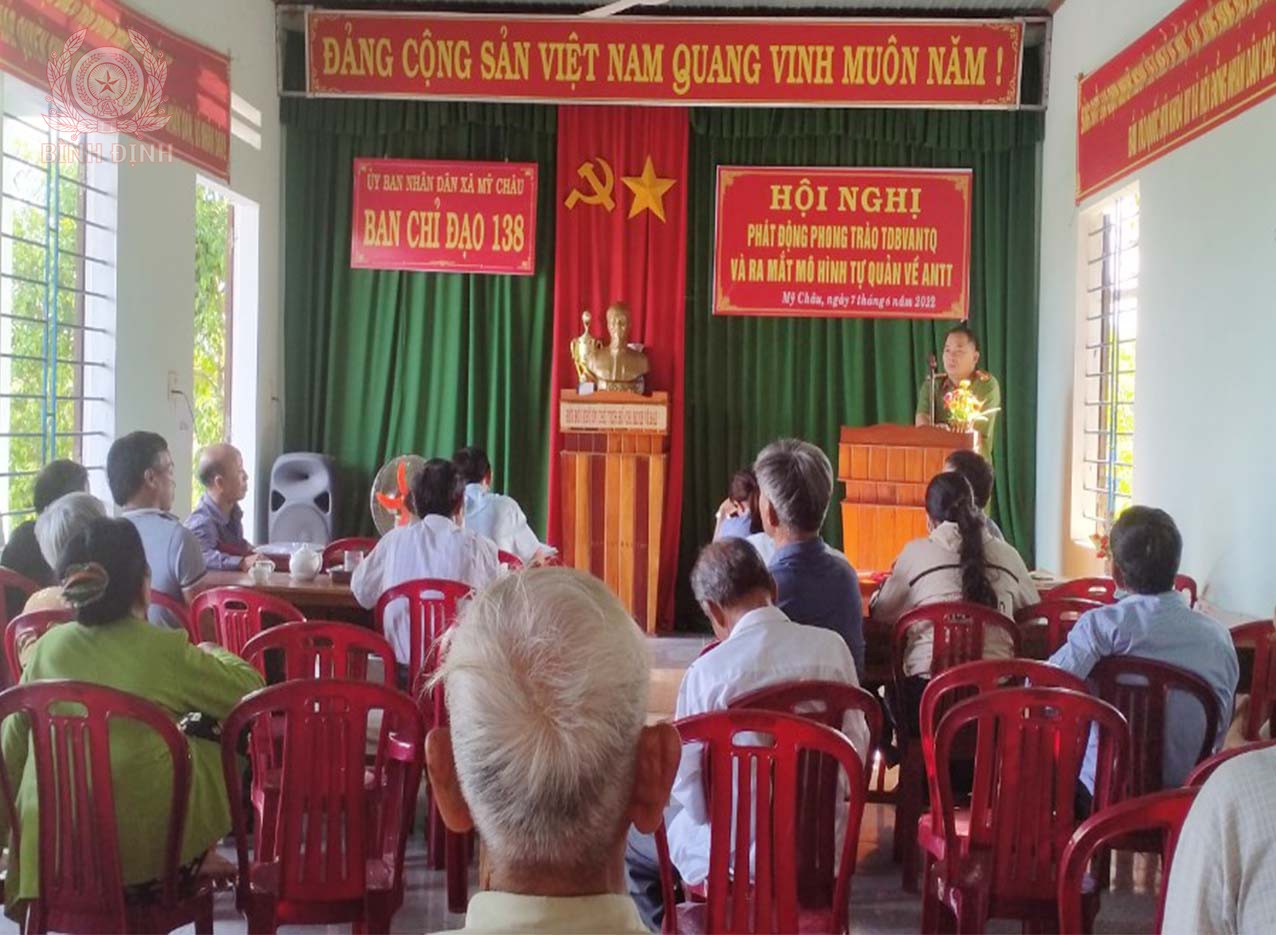 Trưởng CA xã Mỹ Châu phát động phong trào toàn dân bảo vệ ANTQ tại thôn Quang Nghiễm.