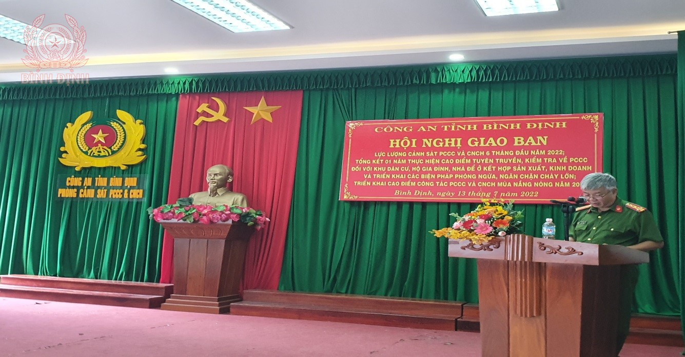 Ảnh: Đồng chí Đại tá Lê Hồng Thái - Phó Giám Đốc Công an tỉnh dự và phát biểu chỉ đạo Hội nghị.
