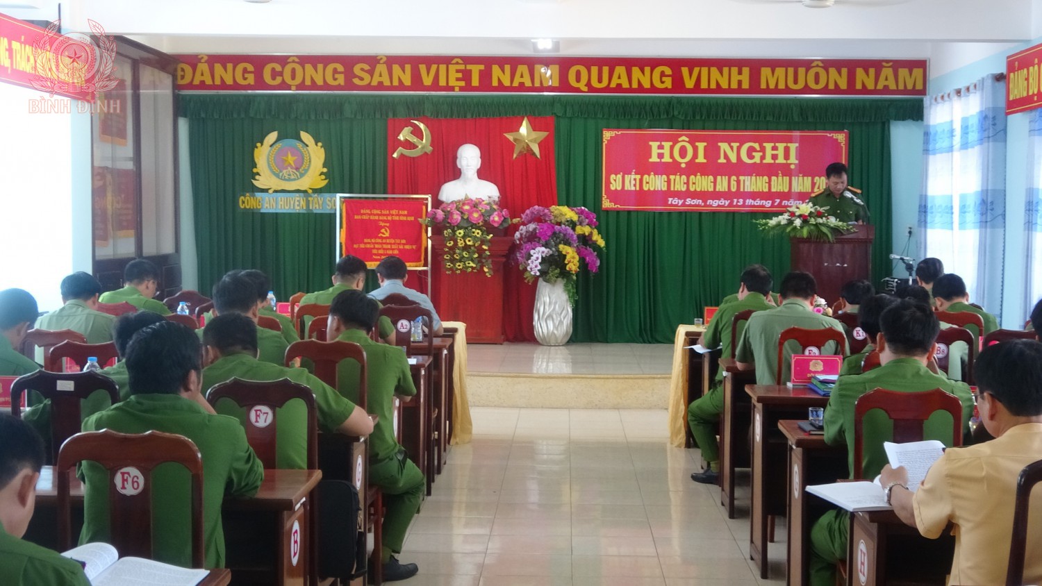 Đ/c Thượng tá Đặng Đức Thiện – Ủy viên Ban Thường vụ Huyện ủy,  Bí thư Đảng ủy, Trưởng Công an huyện báo cáo tóm tắt tinh thần Hội nghị sơ kết Công tác Công an tỉnh 6 tháng đầu năm 2022.