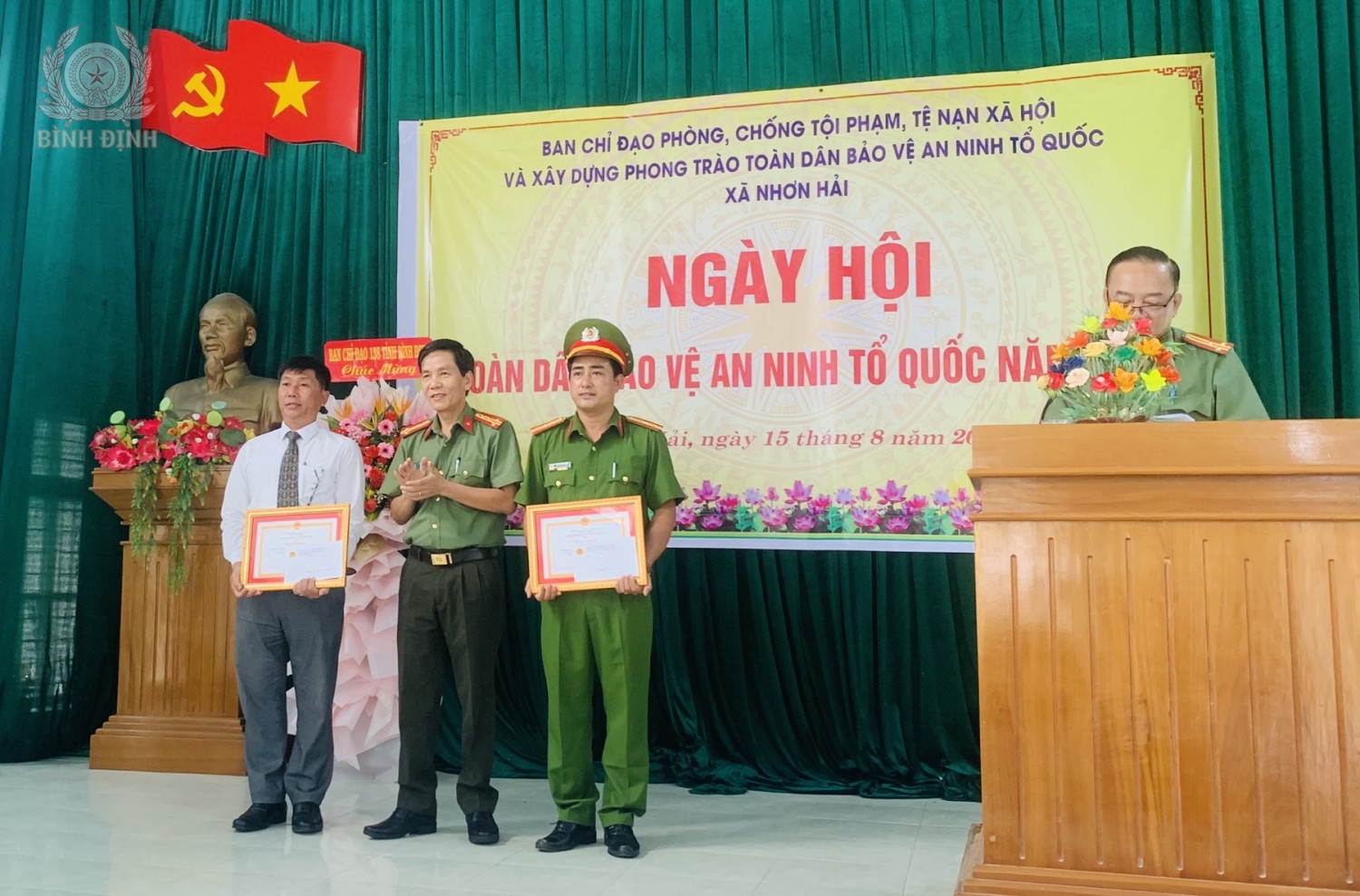 dong chi dai ta vo duc nguyen tang giay khen cho cac tap the ca nhan