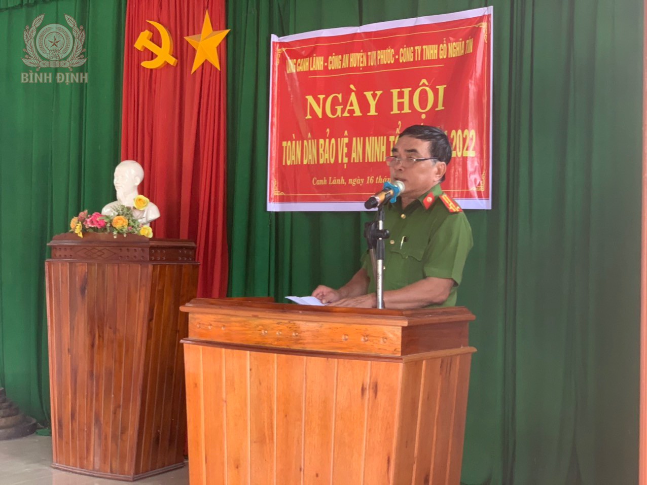 dong chi thuong ta vo dinh phuc pho truong cong an huyen tuy phuoc thong qua dien van ky niem