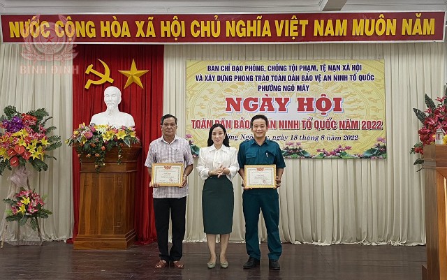 Chủ tịch UBND phường Ngô Mây trao tặng Giấy khen biểu dương 2 công dân có thành tích trong phong trào toàn dân bảo vệ ANTQ