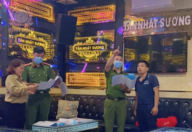 Công an huyện Tây Sơn kiểm tra cơ sở kinh doanh karaoke Tân Nhật Sương tại thị trấn Phú Phong