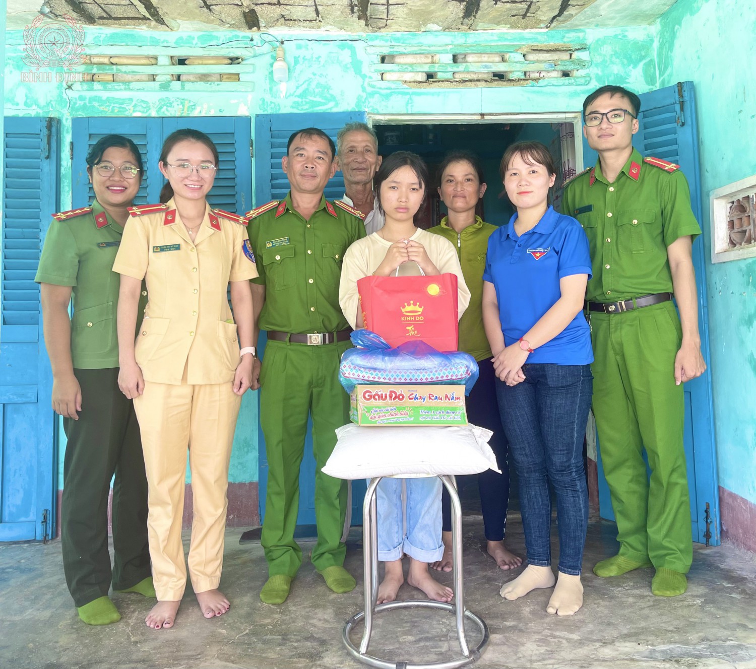 Đoàn Thanh niên, Hội Phụ nữ Công an huyện Phù Mỹ thăm gia đình em Trần Thị Ánh Hân ở xã Mỹ Thành, huyện Phù Mỹ