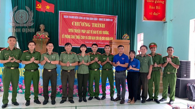 Đoàn thanh niên Công an tỉnh phối hợp xây dựng công trình thanh niên tại xã Nhơn Hải, thành phố Quy Nhơn.
