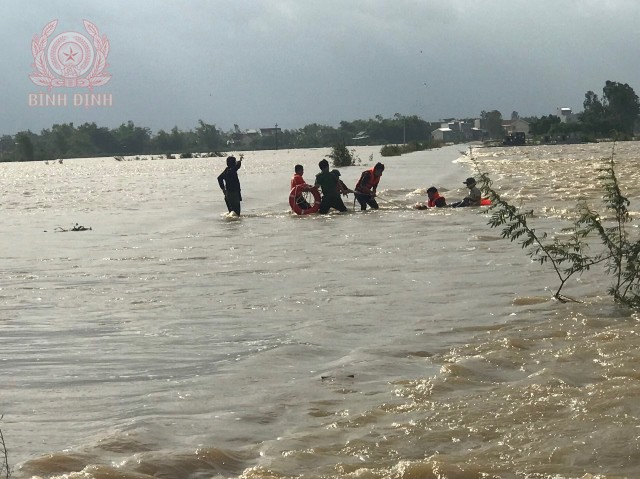 Công an xã Phước Hoà cứu người bị nước lụt cuốn trôi.